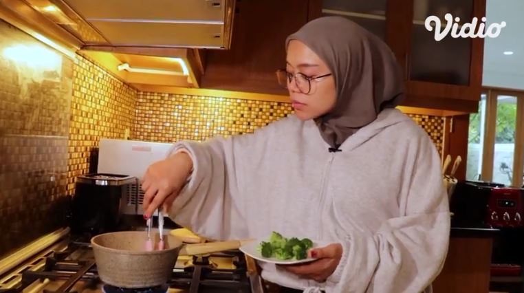 8 Trik Lesty Kejora masak makanan sehat saat hamil besar, mudah ditiru