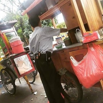 13 Gaya nyeleneh orang jualan, lucunya bikin pembeli auto heran