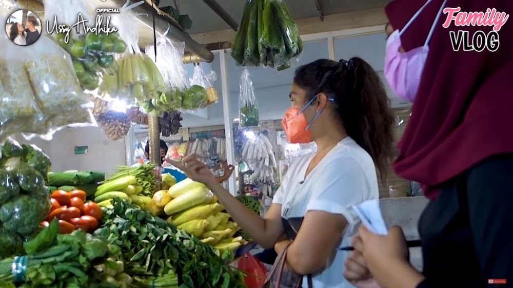 Gaya 5 istri presenter saat belanja di pasar, Lesty Kejora sederhana