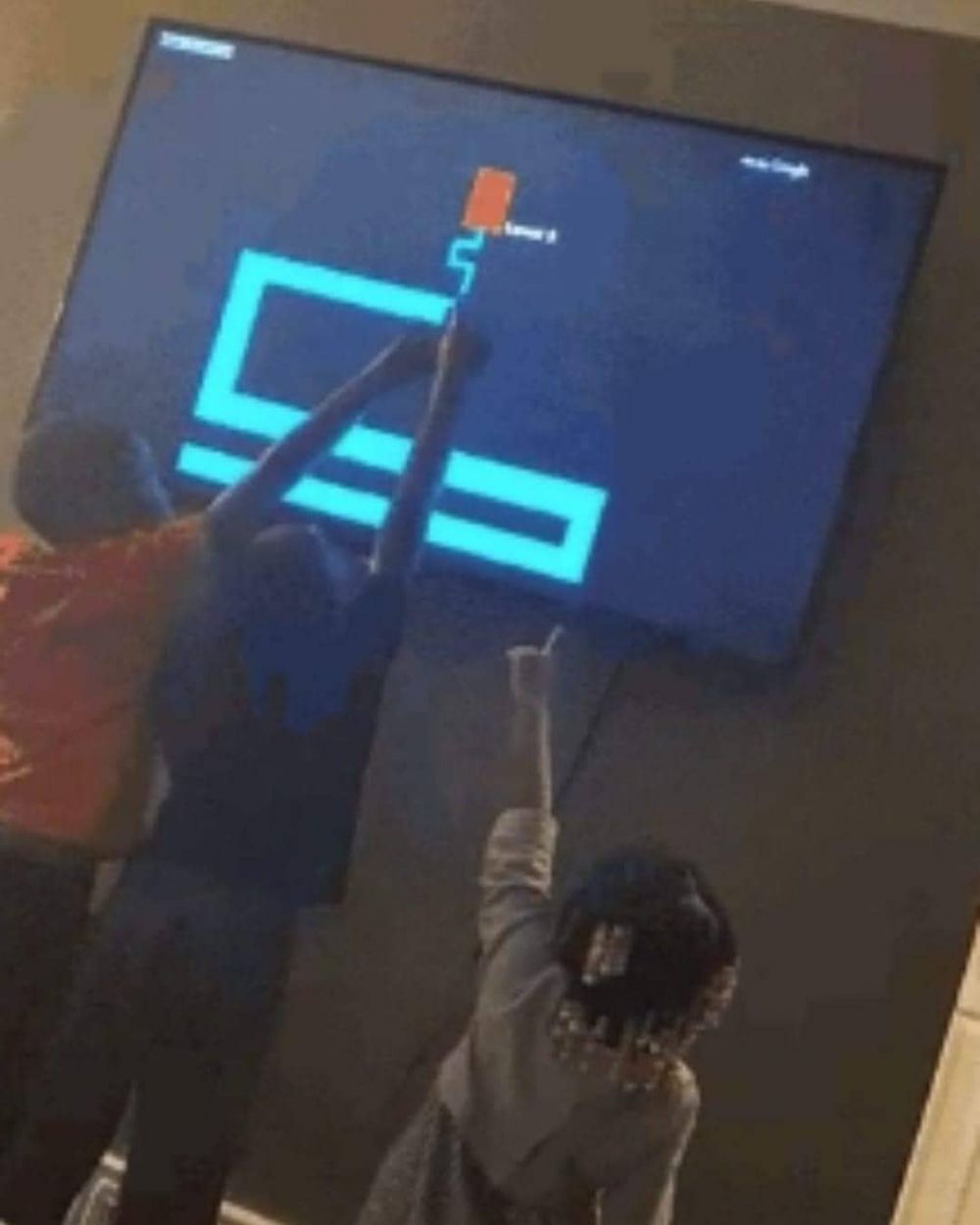 13 Cara lucu orang lagi nge-game, tingkahnya ada-ada aja