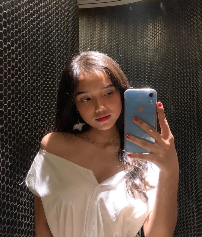 11 Potret lawas Fuji dengan gaya rambut panjang, cantik paripurna