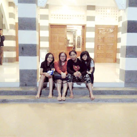 Nostalgia 5 potret masa kecil Mayang dan Chika, kompak sejak dulu