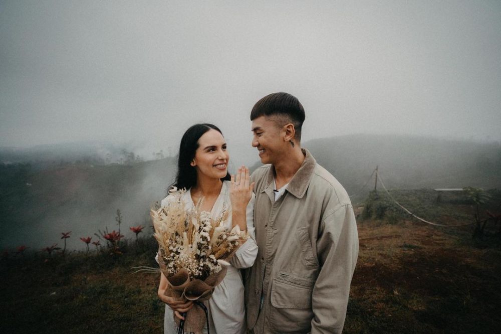 Romantisnya 11 momen Rafael Tan lamar kekasih, diawali surat cinta