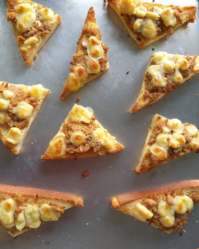 13 Cara membuat aneka pizza tuna rumahan, lezat pakai keju melimpah