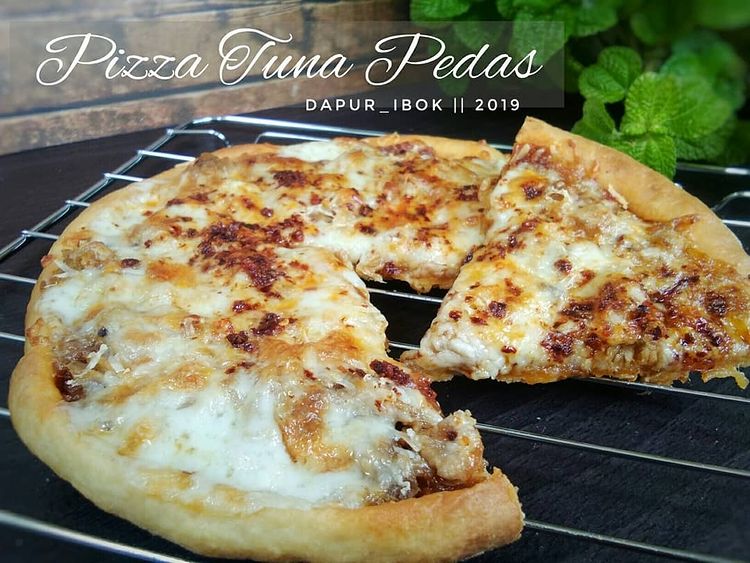 13 Cara membuat aneka pizza tuna rumahan, lezat pakai keju melimpah