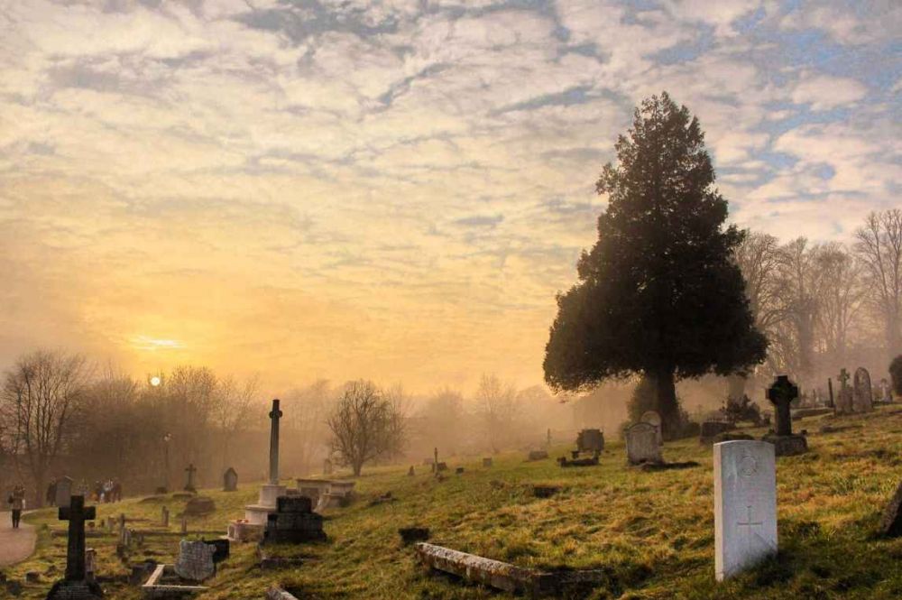 11 Arti mimpi melihat kuburan menurut Islam, primbon, dan psikologi