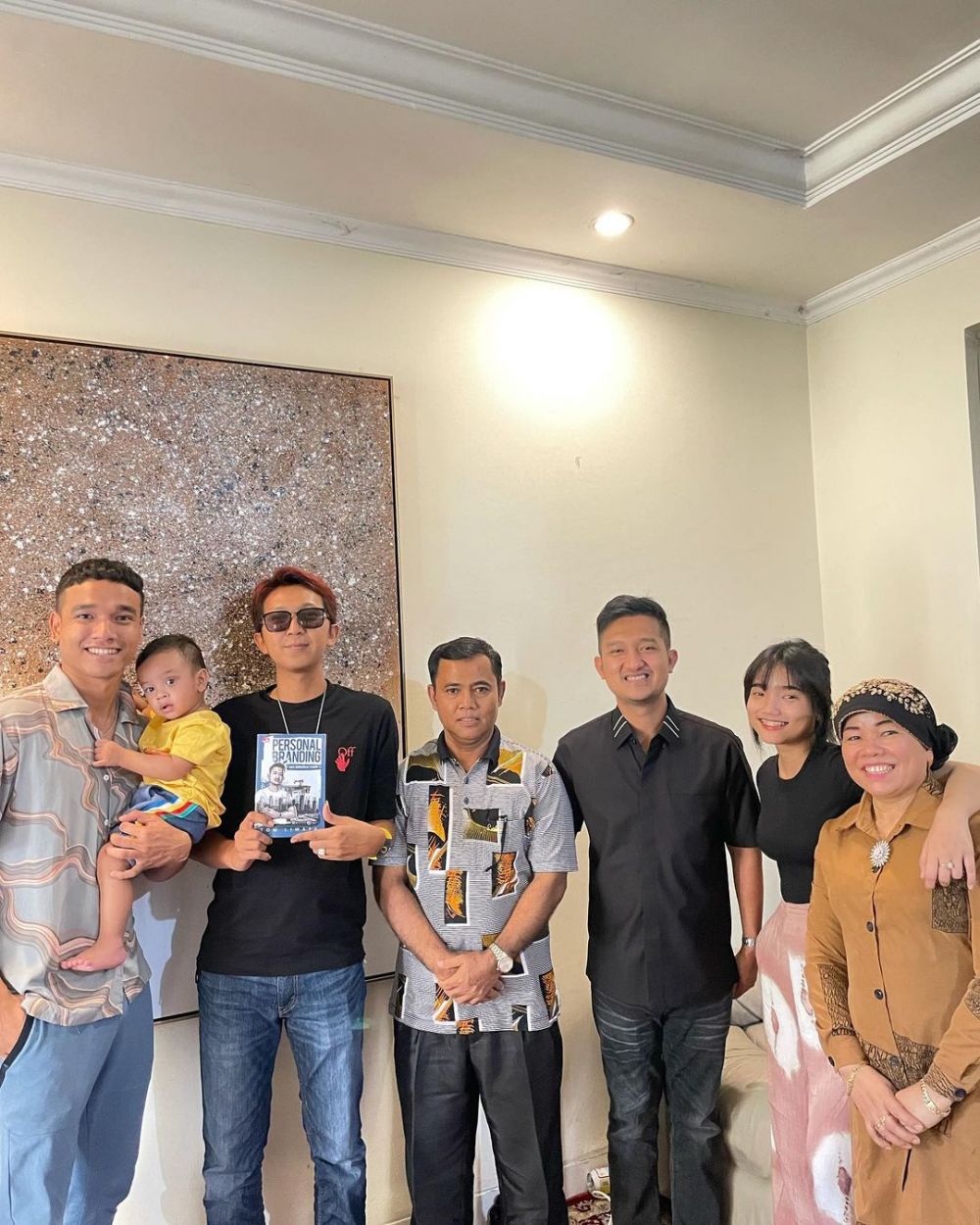 Potret kedekatan Fuji bareng 5 geng 'sultan', dijuluki rich aunty