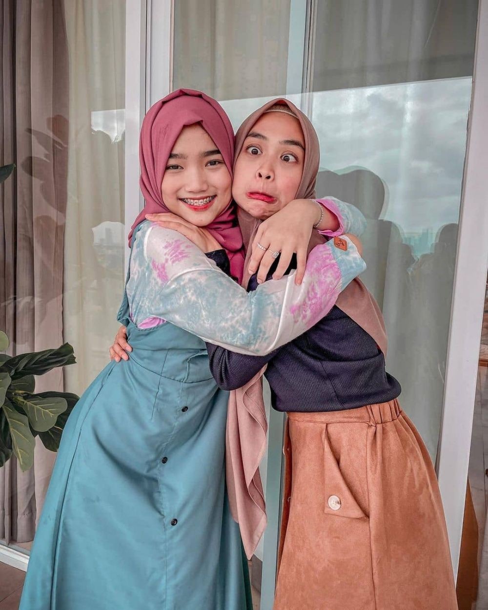 Potret kedekatan Fuji bareng 5 geng 'sultan', dijuluki rich aunty