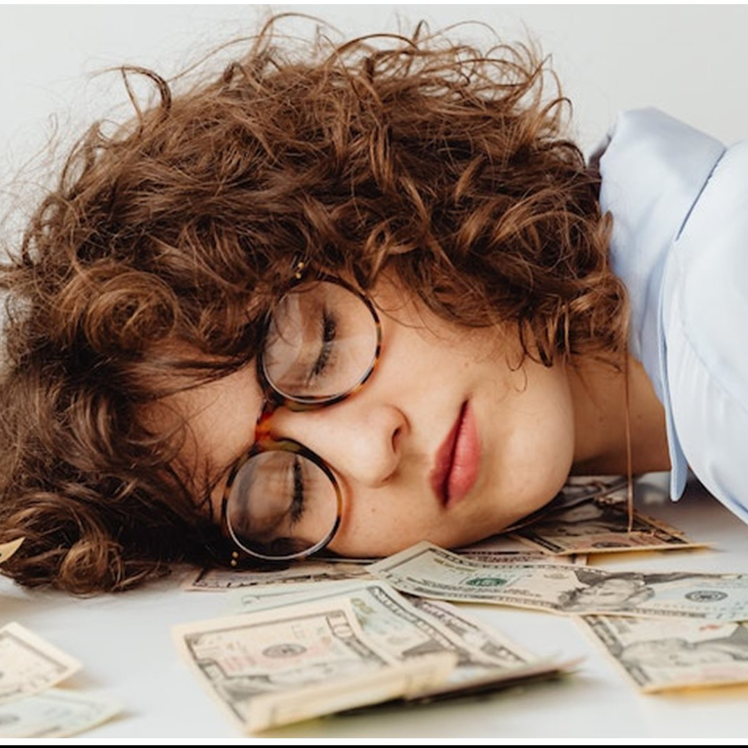 20 Arti mimpi menemukan uang menurut Islam, pertanda positif