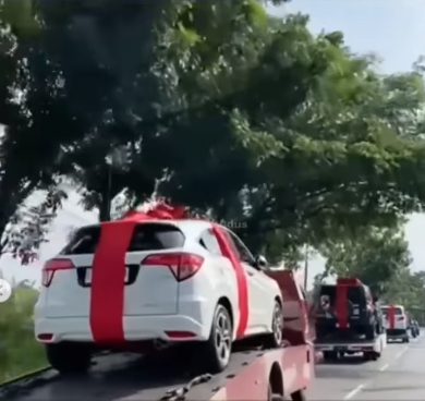 Penampakan tiga mobil mewah kado ulang tahun warga Pati yang viral