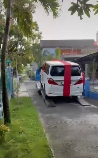 Penampakan tiga mobil mewah kado ulang tahun warga Pati yang viral