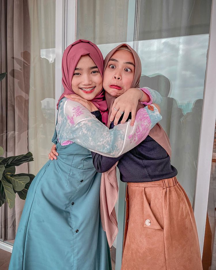 Biasa tampil boyish, begini 9 potret anggun Fuji pakai dress