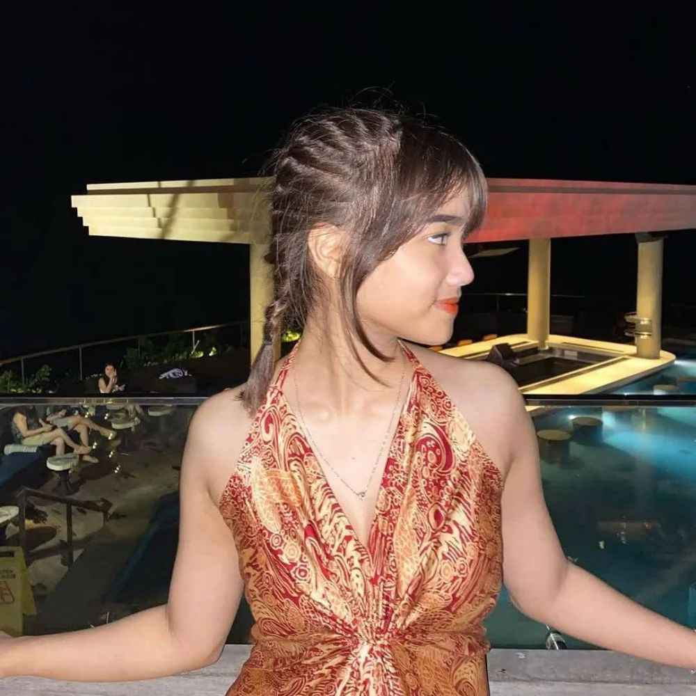 Biasa tampil boyish, begini 9 potret anggun Fuji pakai dress