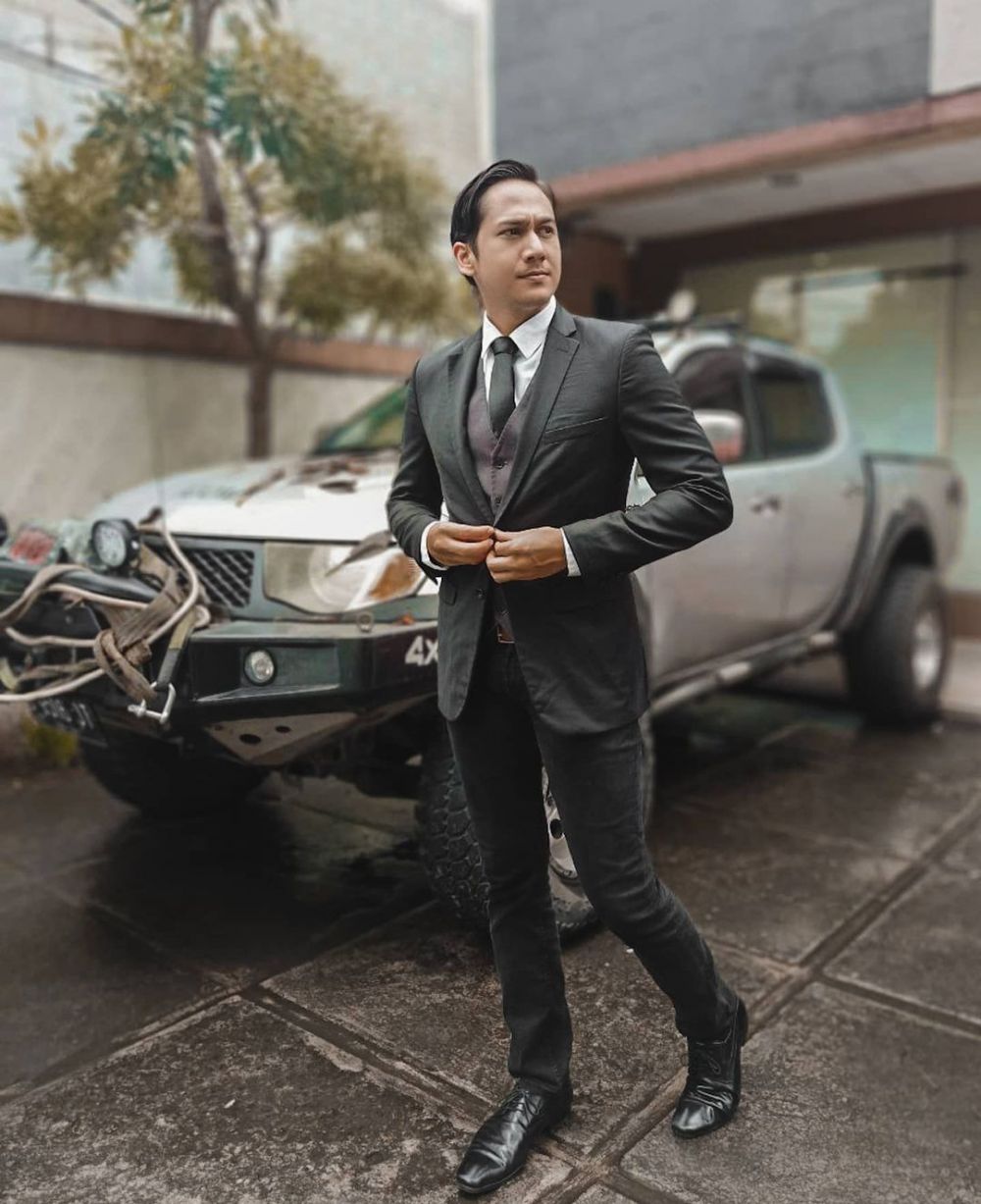 11 Aktor sukses perankan suami selingkuh, Reza Rahadian bikin emosi