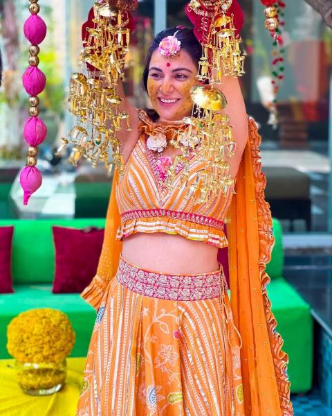 Momen ritual haldi jelang nikah 9 pasangan seleb Bollywood, meriah