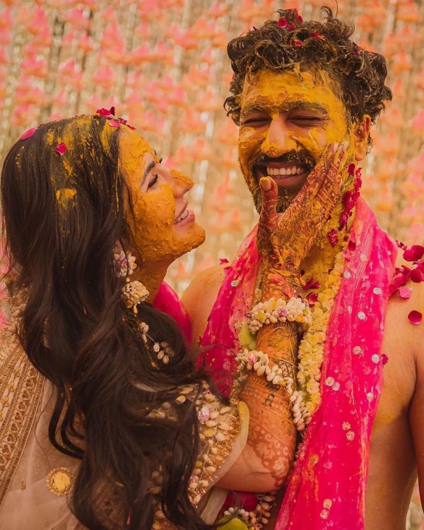 Momen ritual haldi jelang nikah 9 pasangan seleb Bollywood, meriah