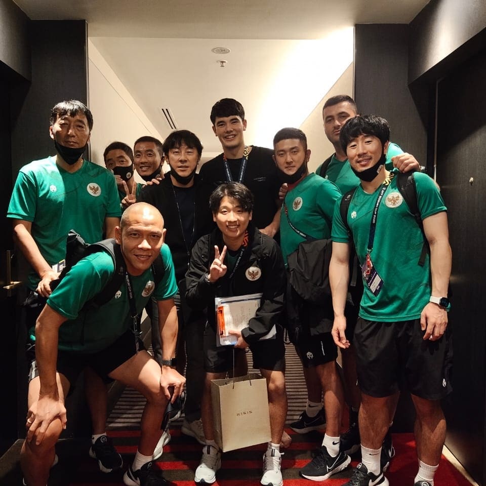 9 Potret kedekatan Shin Tae-yong dan pemain serta staf timnas