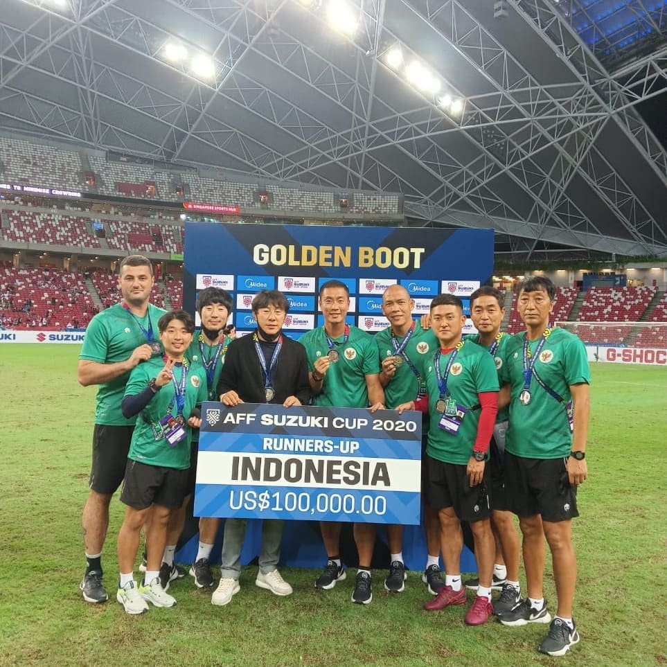 9 Potret kedekatan Shin Tae-yong dan pemain serta staf timnas