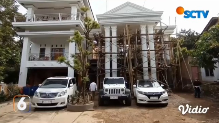 5 Potret rumah sekdes Pati viral kado 3 mobil untuk anak dan ponakan