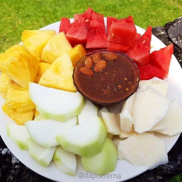 15 Cara membuat bumbu rujak buah, sederhana dan pedasnya nampol