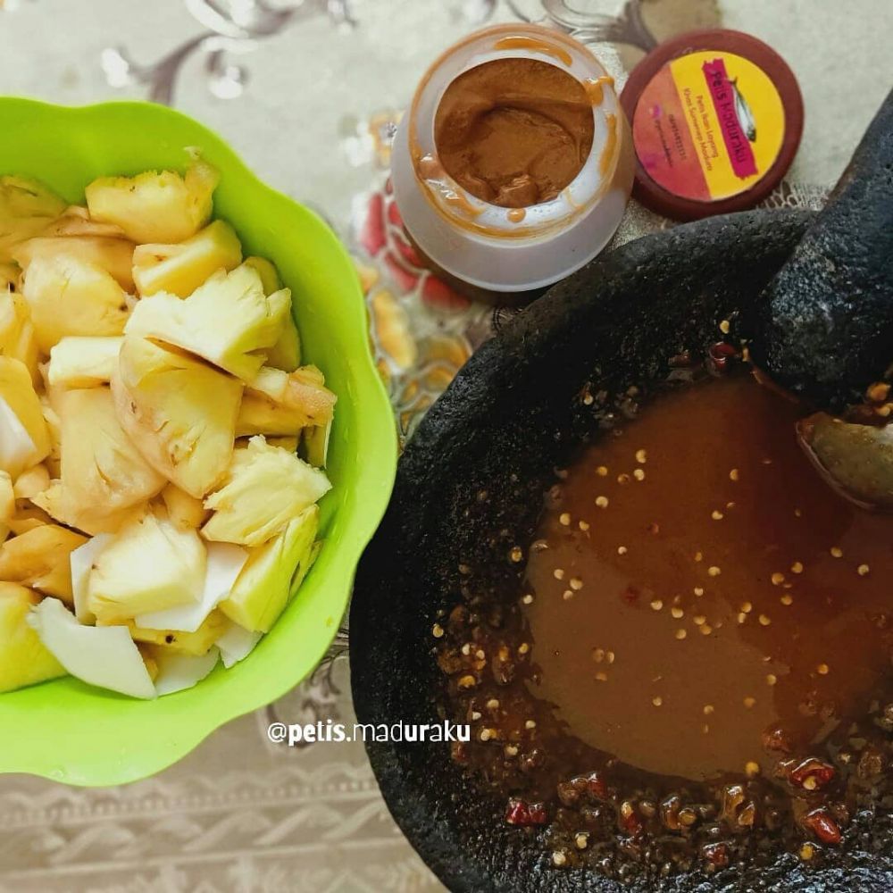 15 Cara membuat bumbu rujak buah, sederhana dan pedasnya nampol