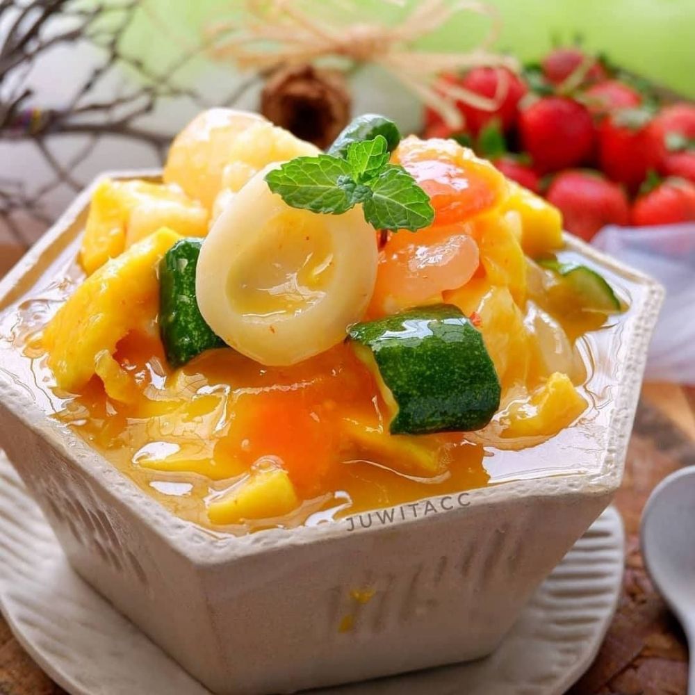 15 Cara membuat bumbu rujak buah, sederhana dan pedasnya nampol