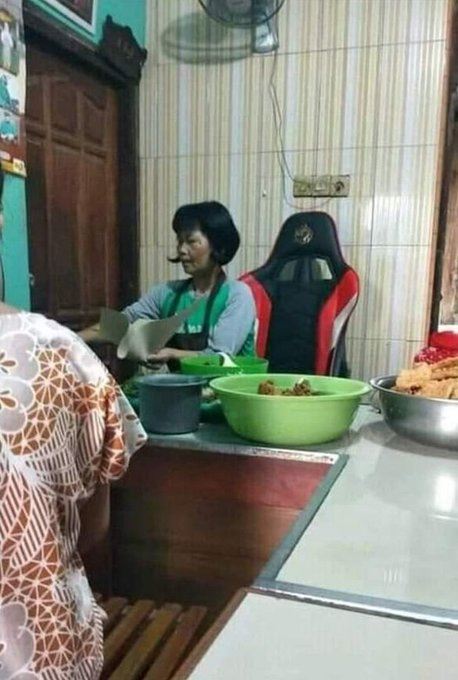 11 Momen kocak pedagang saat jualan ini canggih abis