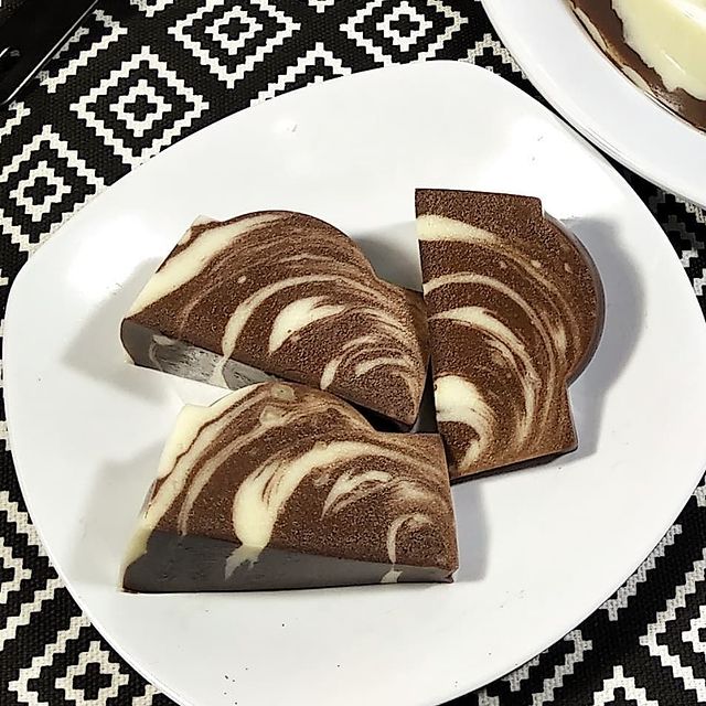 11 Cara membuat puding zebra, simpel, lembut, dan segar