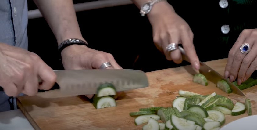 9 Langkah Inul Daratista bikin sup timun telur, ekonomis dan antiribet