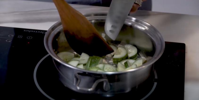 9 Langkah Inul Daratista bikin sup timun telur, ekonomis dan antiribet