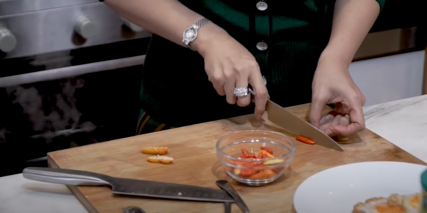 9 Langkah Inul Daratista bikin sup timun telur, ekonomis dan antiribet