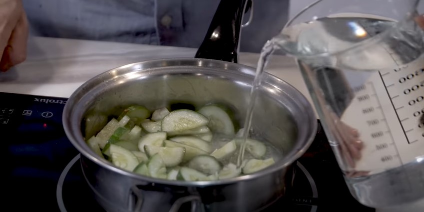 9 Langkah Inul Daratista bikin sup timun telur, ekonomis dan antiribet