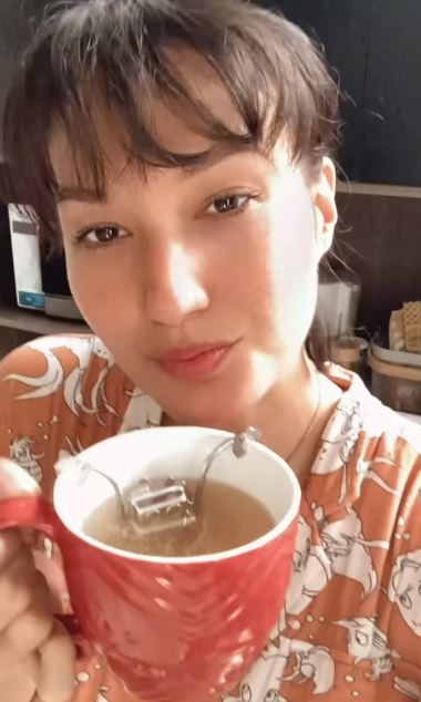 9 Minuman ini dikonsumsi seleb saat hamil, bantu jaga kesehatan janin