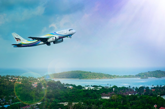 20 Arti mimpi naik pesawat menurut primbon Jawa, isyarat adanya kebahagiaan dalam hidup