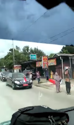 Momen mobil rombongan Jokowi beri jalan ambulans ini tuai pujian