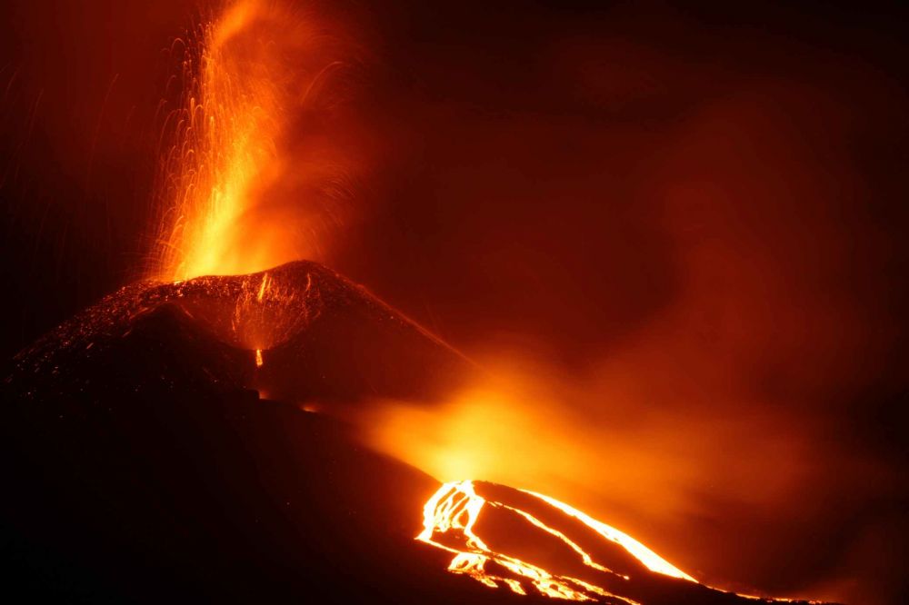 11 Arti mimpi gunung meletus menurut psikologi, beri pertanda khusus