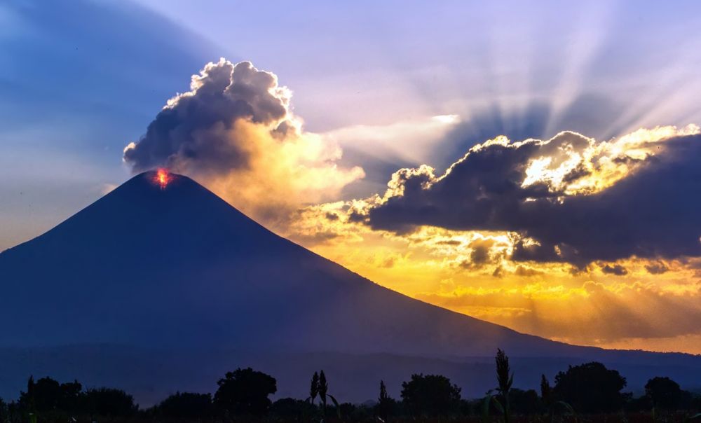 11 Arti mimpi gunung meletus menurut psikologi, beri pertanda khusus