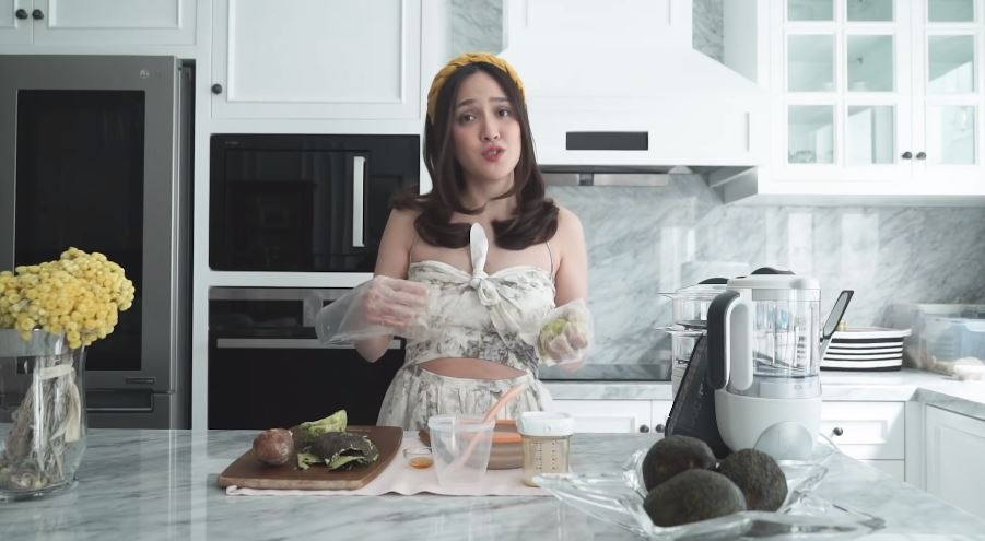 7 Trik Shandy Aulia bikin MPASI dari alpukat, anak auto doyan makan