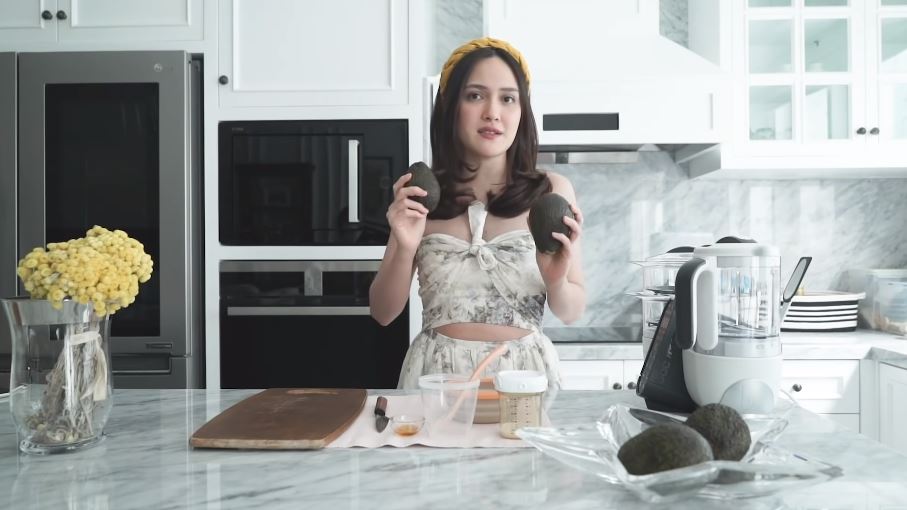 7 Trik Shandy Aulia bikin MPASI dari alpukat, anak auto doyan makan