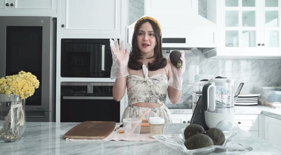 7 Trik Shandy Aulia bikin MPASI dari alpukat, anak auto doyan makan
