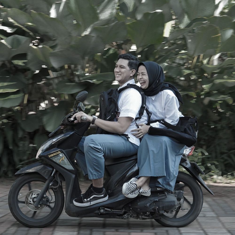 11 Potret kocak pasangan Tantri dan Arda Naff, foto di menara sutet