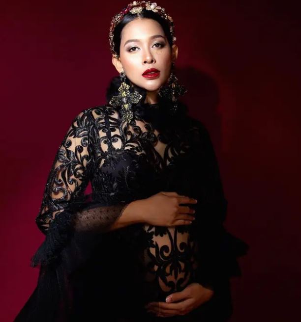 Maternity shoot 11 Puteri Indonesia, Kezia Warouw tampil unik