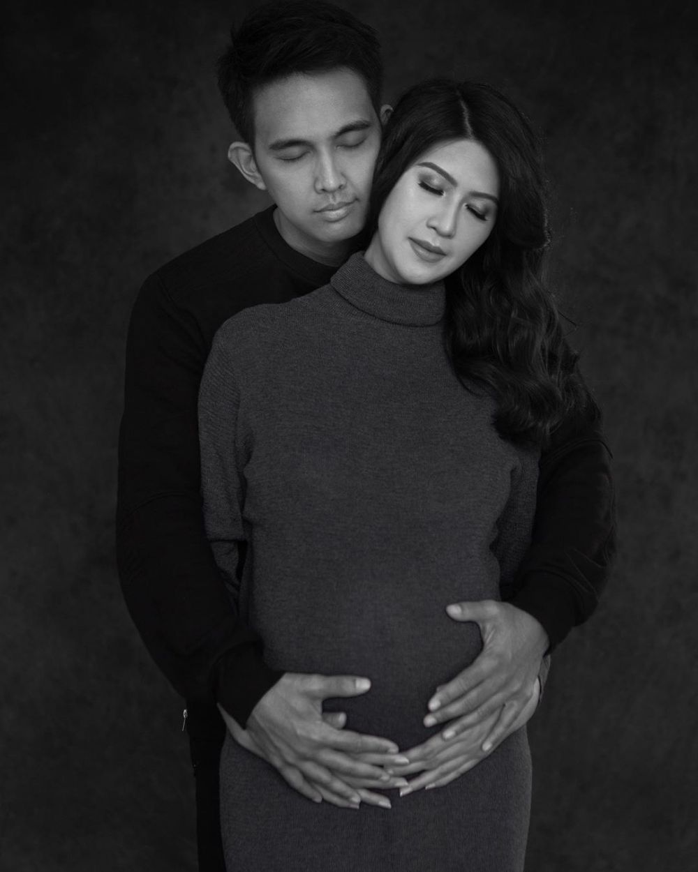 Maternity shoot 11 Puteri Indonesia, Kezia Warouw tampil unik