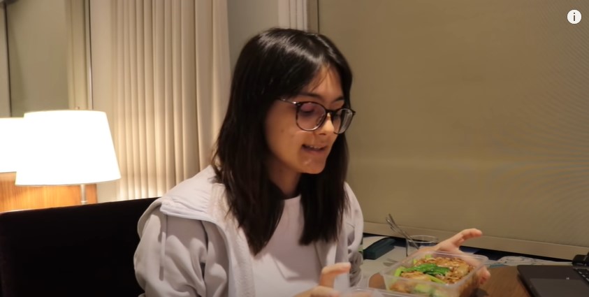 Menu makanan 9 seleb saat karantina di hotel, enak dan komplet