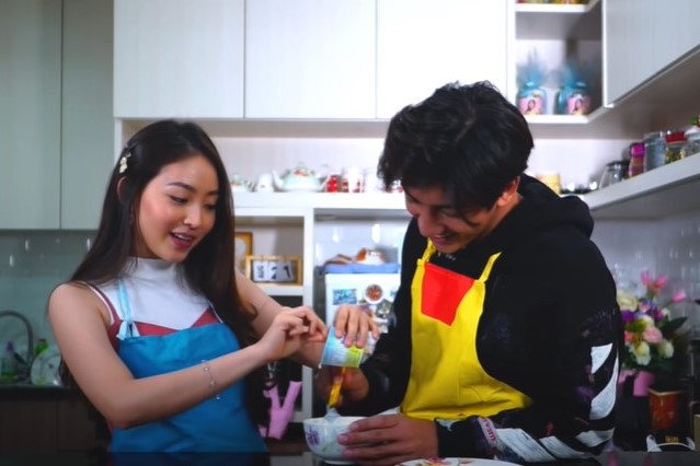 9 Langkah Natasha Wilona bikin donat mini, simpel cuma pakai 2 bahan