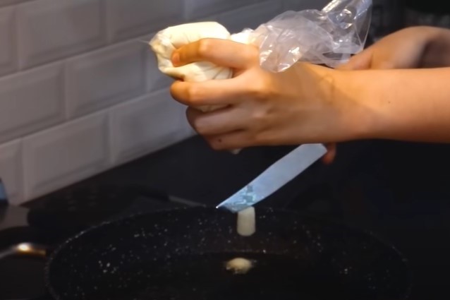 9 Langkah Natasha Wilona bikin donat mini, simpel cuma pakai 2 bahan