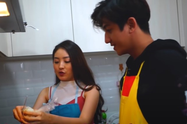 9 Langkah Natasha Wilona bikin donat mini, simpel cuma pakai 2 bahan