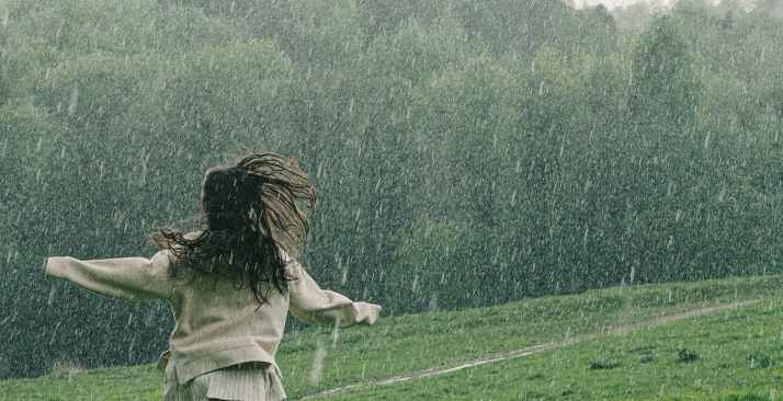 11 Arti mimpi hujan, bisa gambarkan emosi yang kamu rasakan