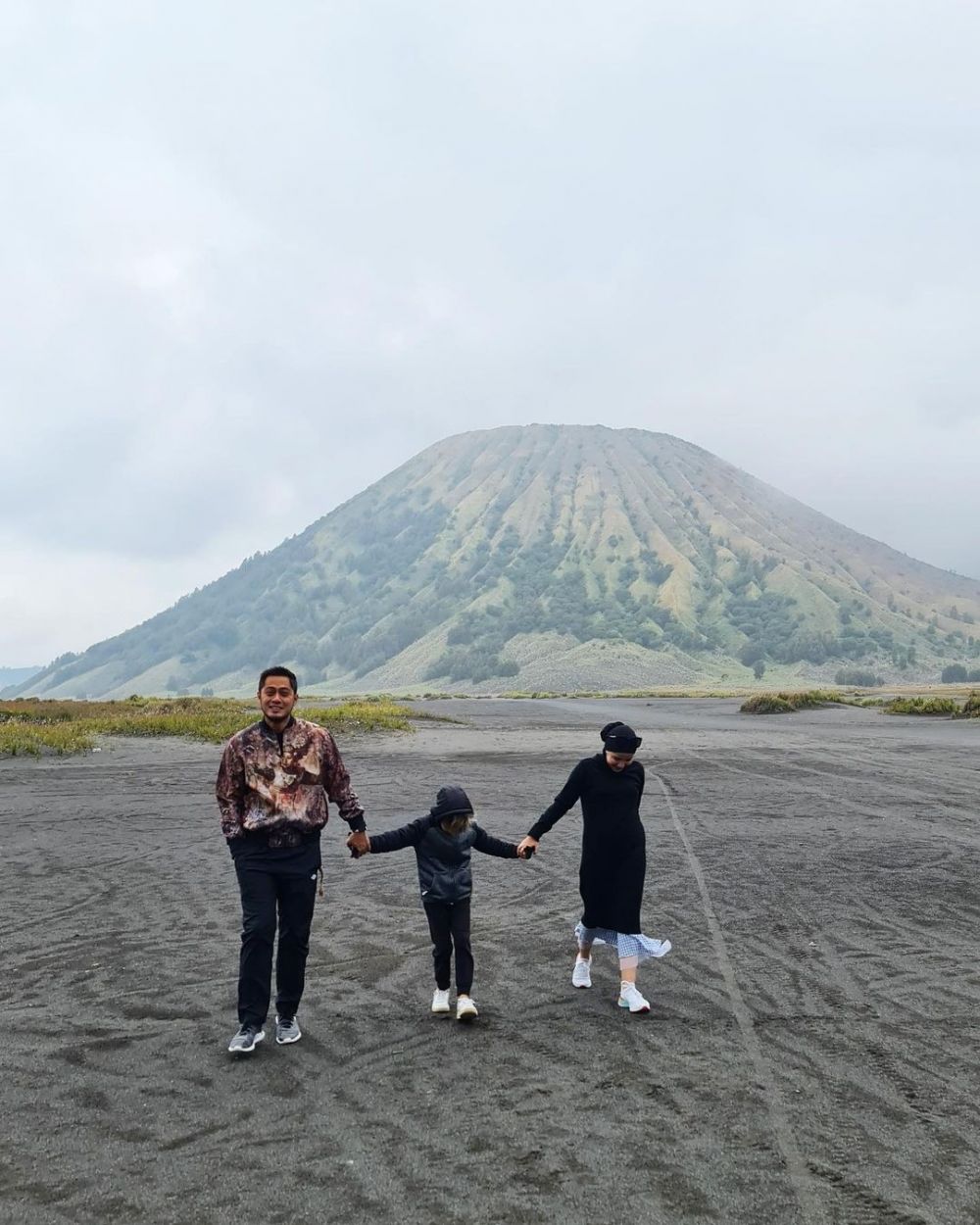 Momen 7 seleb liburan bareng anak di Bromo, BCL & Noah praktik memasak