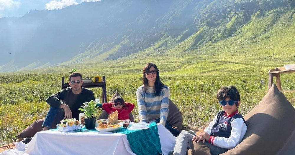 Momen 7 seleb liburan bareng anak di Bromo, BCL & Noah praktik memasak